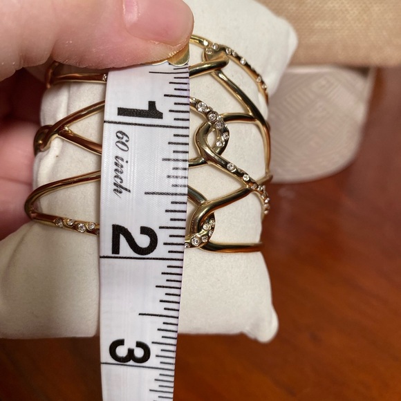 ALEXIS BITTAR
Miss Havisham Liquid Crystal Barbed Cuff
Gold-tone. Signed. Rare. - Picture 6 of 7